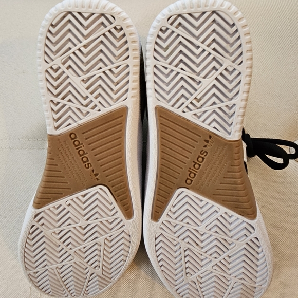 Tyshawn Jones/Adidas skateboard sneaker, blk suede upper w gold, white/gum sole - Picture 5 of 8